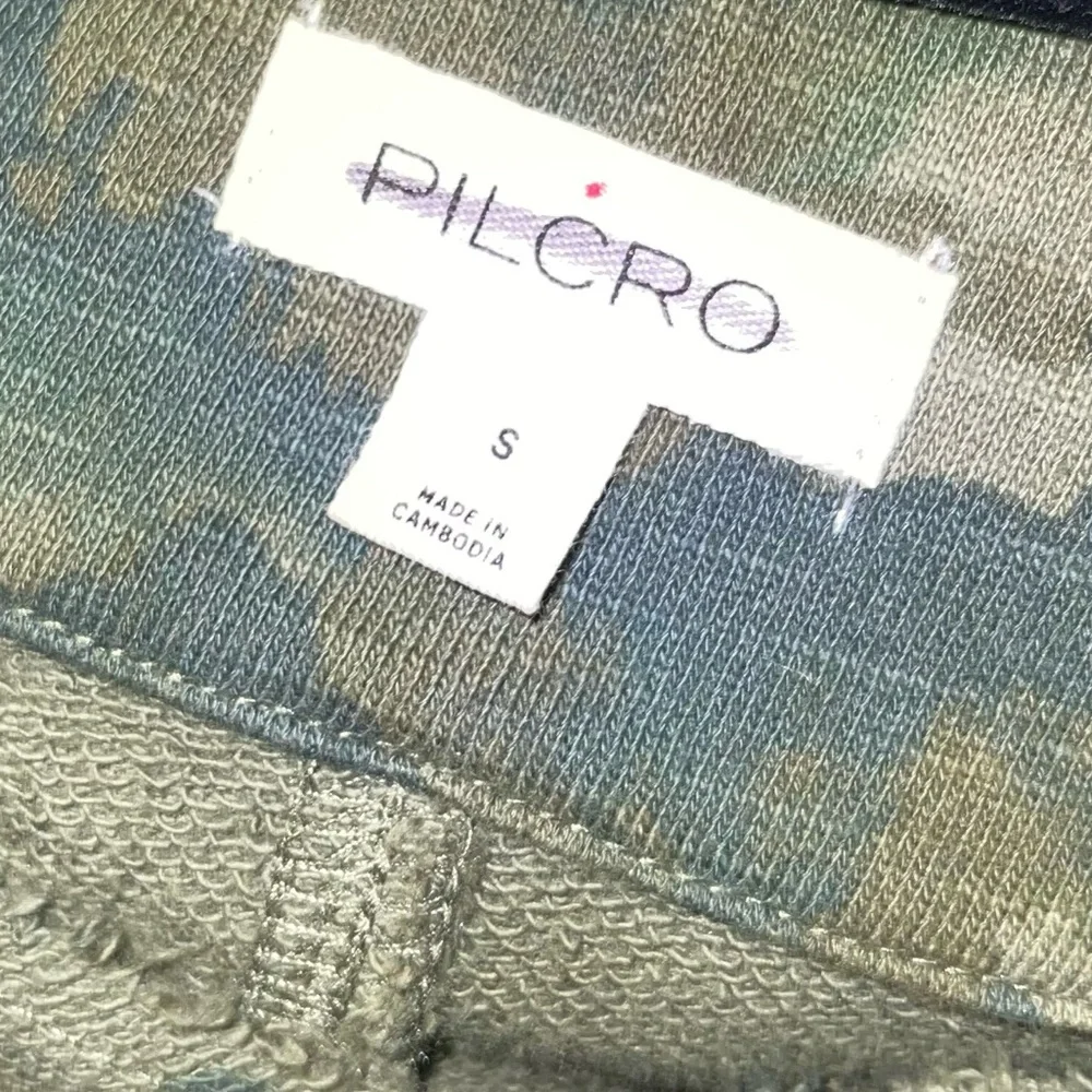 Anthropologie x Pilcro Green Camo Reworked Popover Top Small - Picture 3 of 3